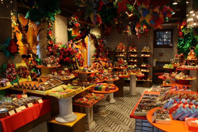 vente-CHATEAUNEUF VILLEVIEILLE-min_candy_store_chocolate_shop_chocolate_switzerland-393515